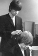Keith Richards retocando a Brian Jones