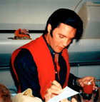 Elvis en el avión destino Hawaii, tras grabar el Comeback Special.